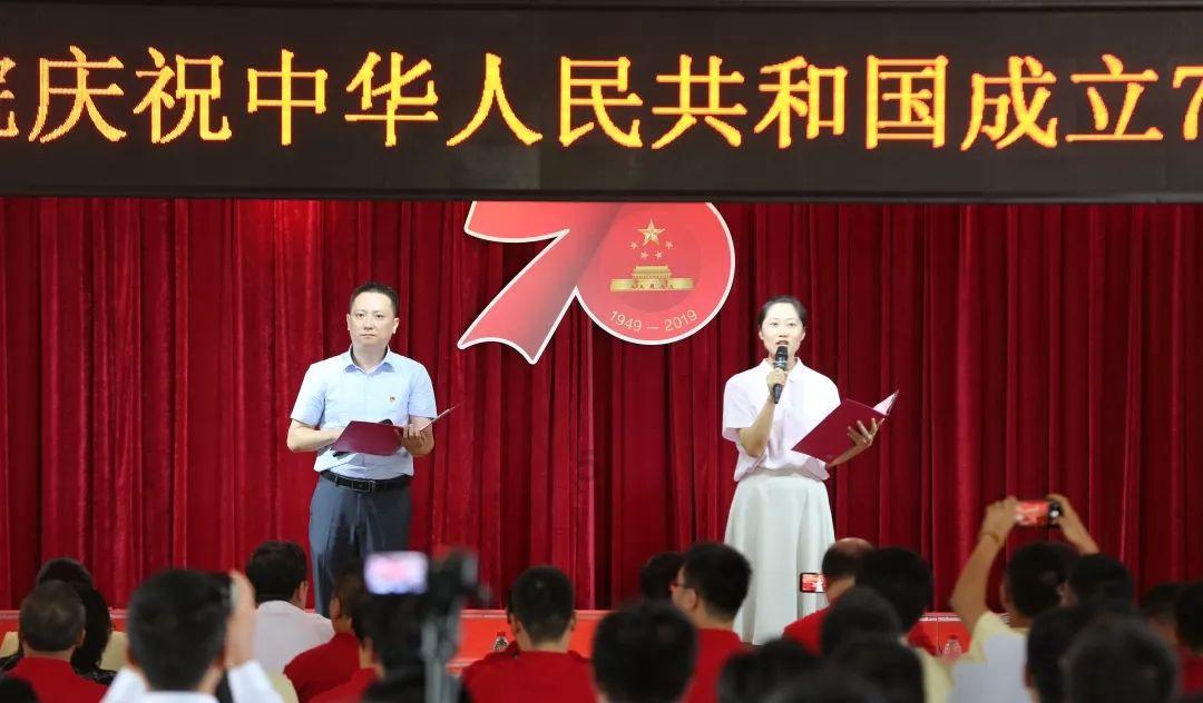 铁笼中的小鹿逃脱